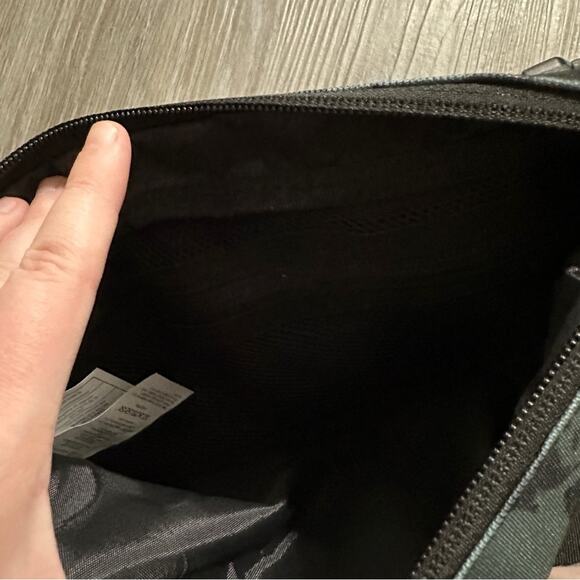 Volcom Mini Waist Fanny Hip Pack Bag Zip Closure in Marina Blue NEW - Picture 5 of 7